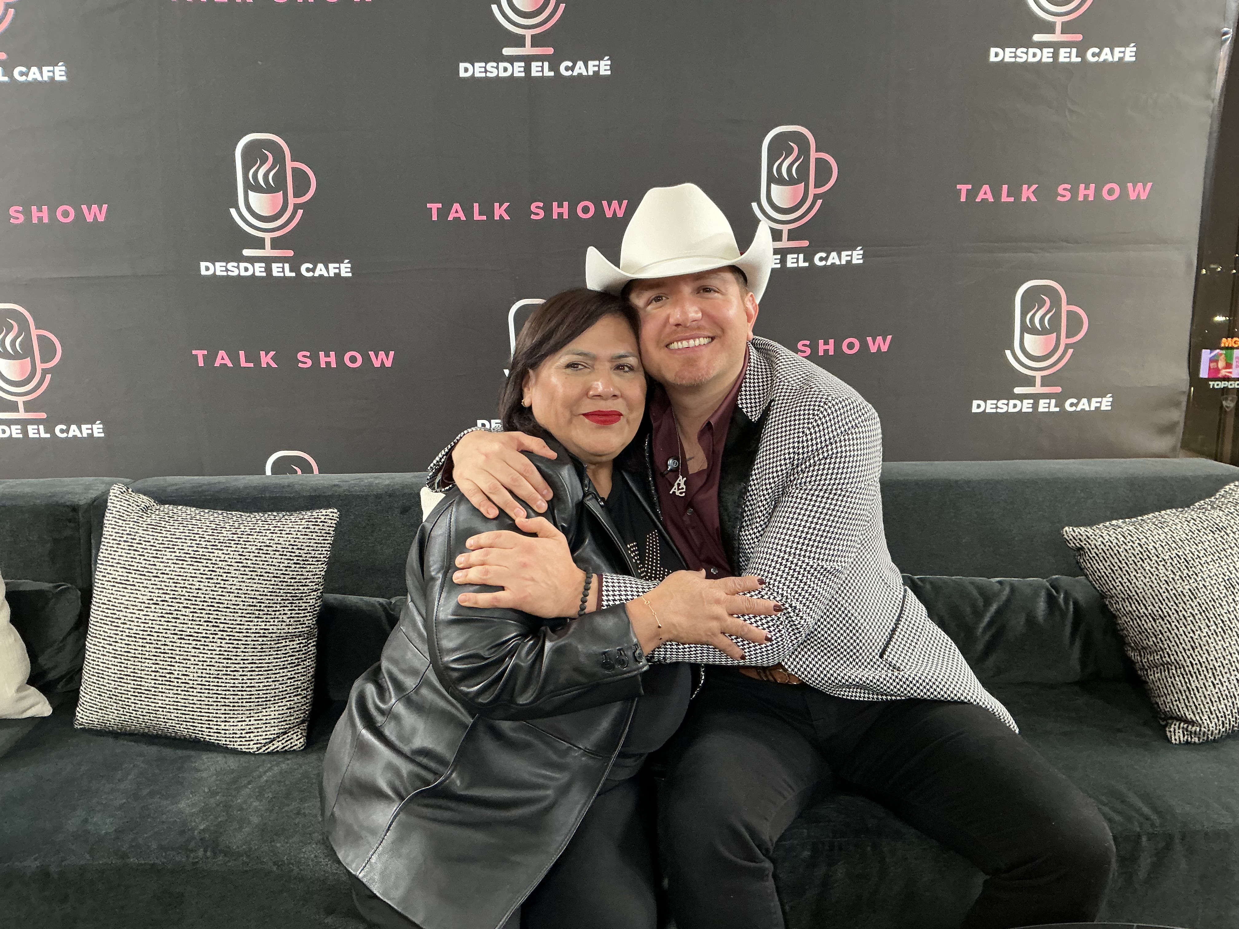 Conductora abraza a su invitado al cierre de la entrevista
